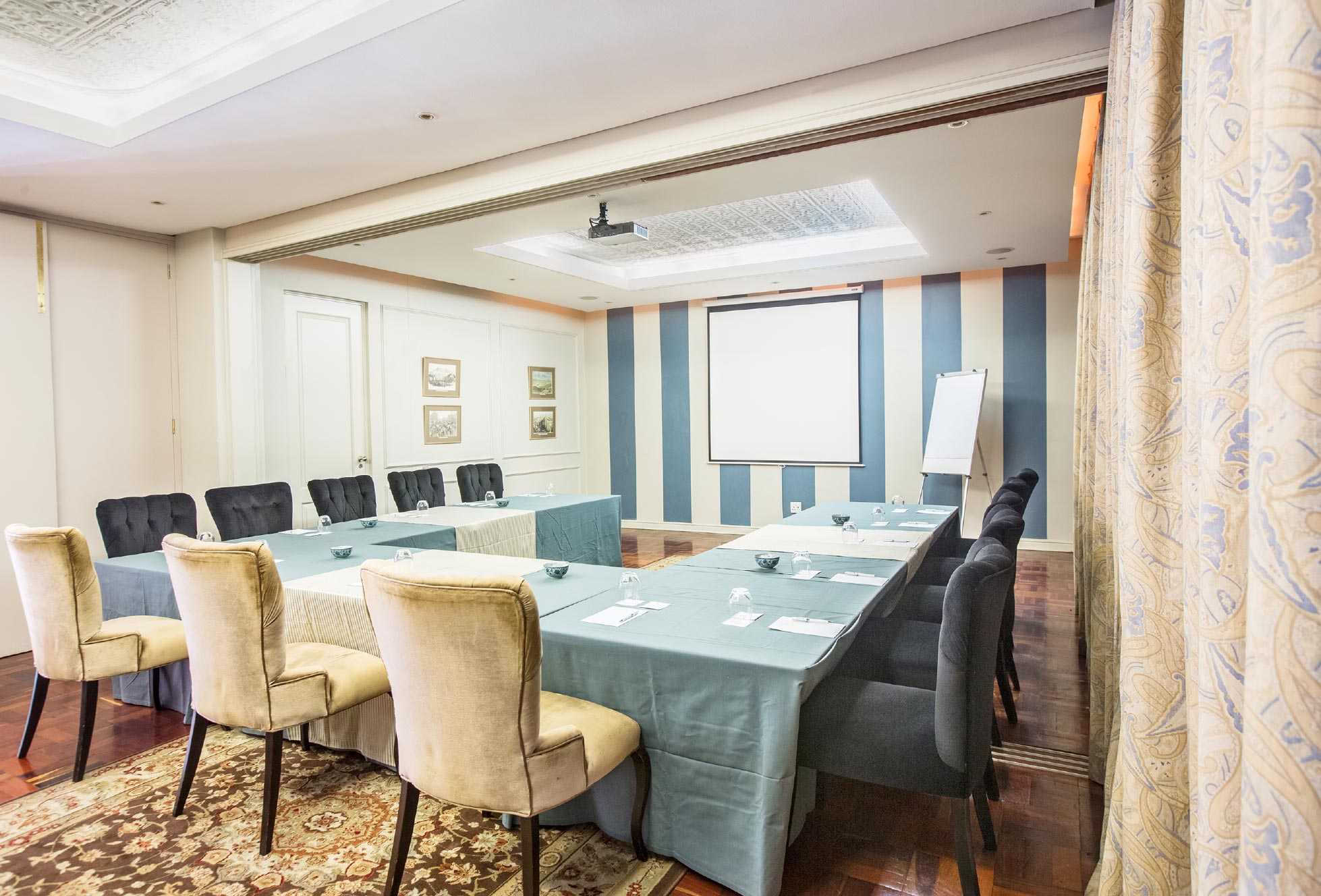 Conference room with chairs, table and screen